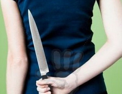 Девушка пырнула своего парня ножом